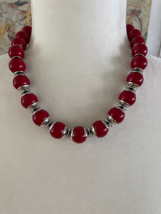 VINTAGE CHUNKY CHERRY RED & SILVER BEADED STATEMENT CHOKER NECKLACE - Picture 3 of 8